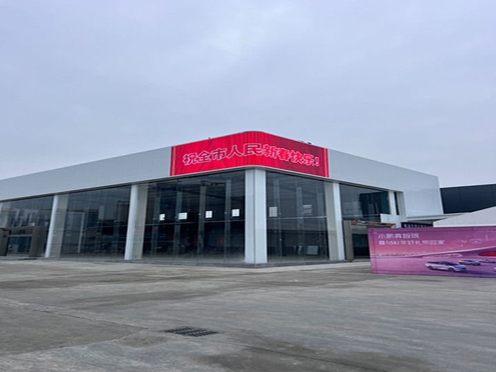 曲面LED屏與直面LED屏:技術革新與視覺體驗的較量