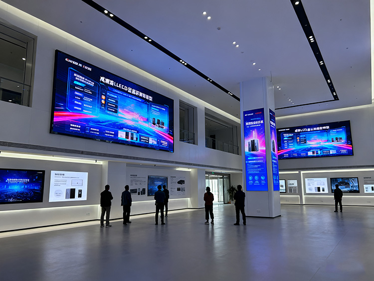 成都LED顯示屏應用指南：商鋪門頭/會議大屏/舞臺租賃如何選？- 場景方案全解析